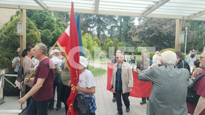 Cveće i venci Titu u čast